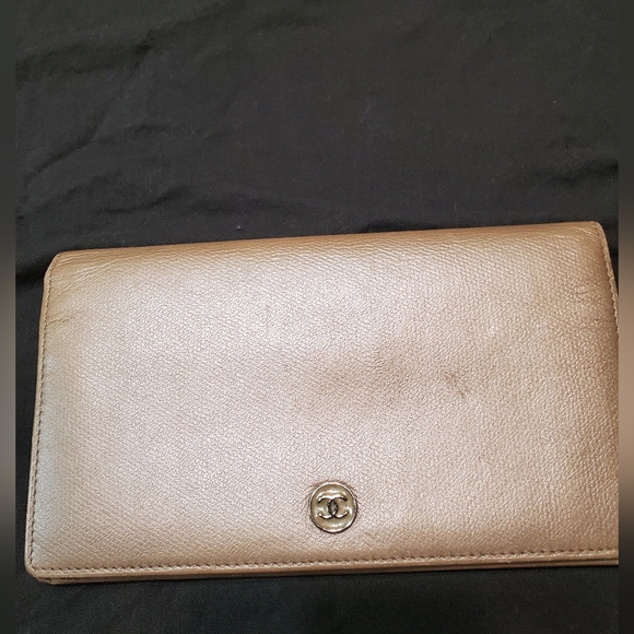 CHANEL Gold Metallic Leather Bifold Wallet. 🌟 Host Pick 🌟 - Picture 1 of 13